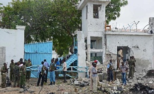Les insurgés islamistes shebab ont averti jeudi l'ONU qu'elle ne trouverait "aucun refuge sûr" en Somalie, au lendemain d'une attaque suicide spectaculaire à Mogadiscio qui a fait 18 morts, mais le président somalien a promis d'avancer malgré tout vers la paix.