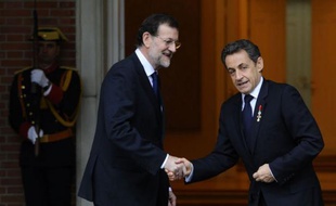 Les dirigeants français Nicolas Sarkozy et espagnol Mariano Rajoy ont cherché lundi à minimiser l'impact de la dégradation de leurs pays par l'agence Standard & Poor's, appelant à réduire les déficits et relancer la croissance en pleine crise de la dette en zone euro.