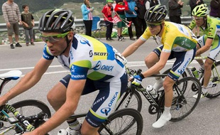 Les coureurs de l'équipe Orica Green Edge, dont Cameron Meyer (en jaune), lors de la deuxième étape du Tour de Suisse le 9 juin 2013.