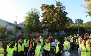 Des parents d'élèves des écoles du groupe scolaire Ordener participant au mouvement des "gilets jaunes" manifestent à Evry le 8 février 2014.