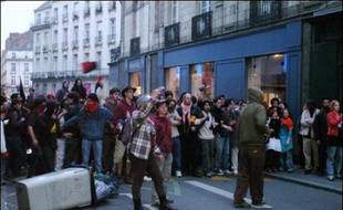 Dans les grandes villes de France, plusieurs milliers de manifestants dont un grand nombre appartenant "à la mouvance anarchiste ou d'extrême gauche" ont manifesté aux cris de "Sarko facho, le peuple aura ta peau".