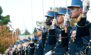 Les élèves de l'école militaire Saint-Cyr, en tenue de cérémonie.