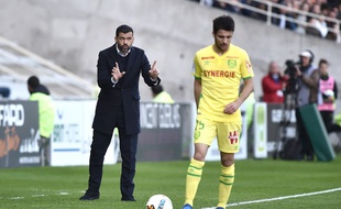 Sergio Conceição juste à côté de Léo Dubois.