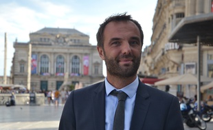 Michaël Delafosse (PS), ici sur la place de la Comédie, est candidat à la mairie de Montpellier.