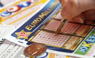 Un joueur et sa grille d'Euromillions. Illustration.