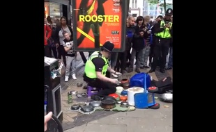 Le jeune policier a impressionné les passants avec son solo de percussions.