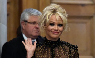 L'actrice américaine Pamela Anderson quitte l'Assemblée nationale, le 19 janvier 2016