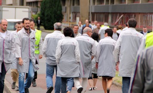 Des salariés sur le site de PSA La Janais à Rennes.