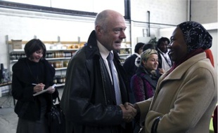 L'entreprise est l'un des thèmes favoris d'Alain Rousset.Alain Rousset et son équipe, le temps d'un déjeuner de campagne.Visite de l'entreprise d'économie solidaire Les P'tits Cageots, à Talence, et rencontre avec ses bénéficiaires.