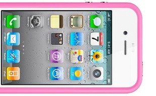 Un iPhone 4 dans un étui bumper en caoutchouc