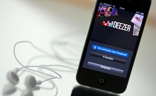 Un smartphone connecté au site de musique en ligne Deezer