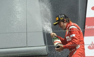 Fernando Alonso célèbre sa victoire avec sa Ferrari au Grand-Prix de Silverstone, le 10 juillet 2011.