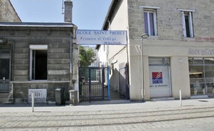 La grille d'entrée du cours Saint-Projet, à Bordeaux, le jeudi 3 juin.