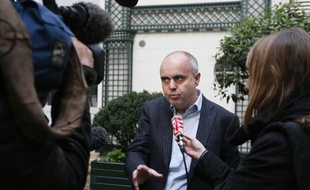 Dix-sept personnes ont été mises en examen suite au démantèlement d'un important réseau franco-suisse de blanchiment d'argent de la drogue, dont une élue parisienne écologiste.