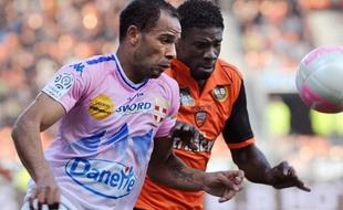 L'attaquant d'Evian Saber Khlifa (à g.), lors d'un match de Ligue1 contre Lorient le 31 mars 2012.