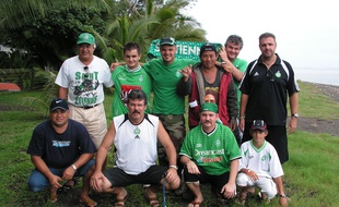 Tous les membres fondateurs de l'association des Verts de Tahiti, qui a vu le jour en décembre 2005.