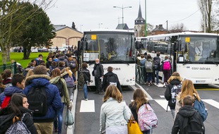 Des enfants qui vont prendre leurs cars scolaires (illustration).