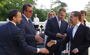 Le Premier ministre russe, Dmitri Medvedev, a été élu samedi à la tête du parti au pouvoir, Russie unie, lors d'un congrès extraordinaire de cette formation à Moscou, succédant à son mentor Vladimir Poutine revenu au Kremlin.