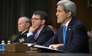 Le secrétaire d'Etat américain John Kerry (d) à Washington, le 11 mars 2015
