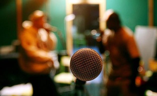Plutôt que des musiques originales, moins chères mais aussi moins incarnées, les marques misent aujourd'hui sur de "vrais" groupes, parfois émergents, synonymes pour eux d'authenticité.