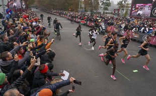 Kipchoge au milieu de ses lièvres