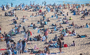 Plages bondées, océans barbouillés... Les produits que les baigneurs utilisent pour se protéger ont un impact direct sur les océans...