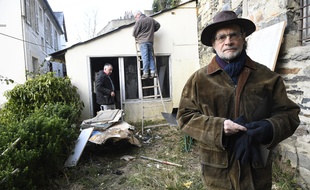 L'ancien avocat de la famille Seznec Denis Langlois, ici le 24 février 2018 devant l'ancienne maison familiale où des fouilles ont été menées.