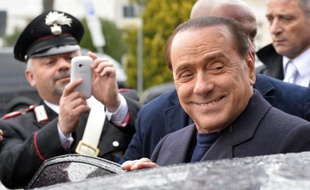 L'ancien chef du gouvernement italien Silvio Berlusconi arrive à l'aéroport Ciampino de Rome, le 25 mars 2014