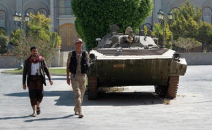 Des miliciens chiites près du palais présidentiel à Sanaa, le 25 février 2015