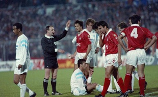 Les Marseillais protestent après le but de la main de l'attaquant de Benfica, Vata, le 18 avril 1990 à Lisbonne.