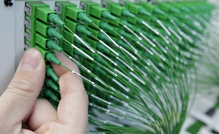 Marcq-en-Baroeul, le 28 octobre 2013. Des techniciens de la fibre optique orange interviennent sur une armoire de raccordement./ Illustration