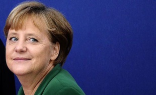 La chancelière allemande Angela Merkel a estimé samedi qu'il faudrait à l'Europe "une décennie" pour assainir ses finances et sortir de la crise de la dette, dans un message vidéo hebdomadaire aux Allemands sur son site internet.