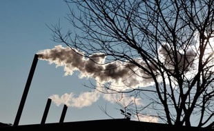 Le plus célèbre instrument de mesure de la concentration de CO2 dans l'air a dépassé le seuil symbolique des 400 ppm selon l'Agence américaine océanique et atmosphérique (NOAA) vendredi, un niveau inégalé depuis des millions d'années et signe d'un réchauffement inquiétant.