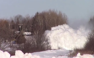 Un train avance dans un paysage très enneigé dans le Nouvea-Brunswick le 3 février 2015.