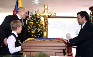 Kolia Loukachenko et son père aux obsèques d'Hugo Chavez, le 8 mars 2013.