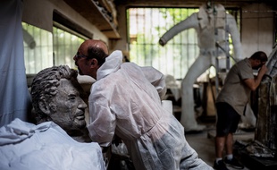 Dans son atelier, Daniel Georges travaille sur la statue de 3m de haut de Johnny Hallyday, érigée à Viviers, en Ardèche le 16 juin 2018.