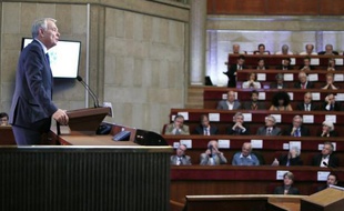 Le gouvernement français se penche mercredi sur la ratification du traité budgétaire européen, dénoncé par une partie de la gauche qui y voit l'institutionnalisation des politiques d'austérité, même si le texte sera in fine voté au Parlement en octobre grâce à la droite.