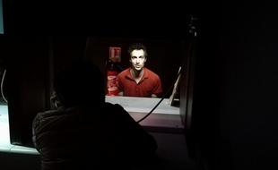 Le visiteur se retrouve au parloir face à un détenu au cours de l'exposition
