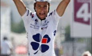 Le Français Sandy Casar (Française des Jeux) a remporté la 18e étape du Tour de France, vendredi, à Angoulême, sous l'ovation du public.