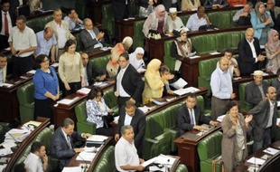 Le débat sur le projet de Constitution tunisienne a repris mardi matin dans un hémicycle à moitié vide mais dans le calme, contrairement à la veille lorsque la séance avait dégénéré en échange d'invectives entre opposants et islamistes au pouvoir.
