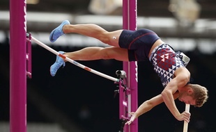 Kevin Mayer au saut à la perche à Londres