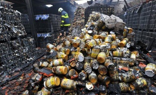 Les deux incendiaires présumés de l'entrepôt du Secours Populaire de Roubaix (Nord), qui avait brûlé en décembre emportant dans les flammes plus de six mois d'aide alimentaire, comparaissent mercredi devant le tribunal correctionnel de Lille.