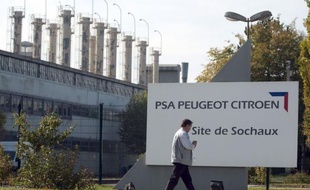La tension était palpable jeudi sur le site historique de PSA Peugeot Citroën à Sochaux (Doubs), au lendemain de l'annonce de la suppression de milliers de postes en Europe, qui a plongé dans l'incompréhension les salariés de la marque au lion.