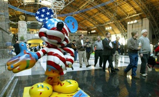 Des actionnaires de la Walt Disney Company avant la réunion annuelle du groupe, le 3 mars 2004 à Philadelphie
