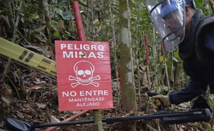 Un soldat colombien cherche des mines laissées par la guérilla dans le département d'Antioquia, le 3 mars 2015