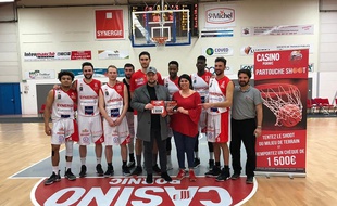 La grand vainqueur entouré de l'équipe de basket de Pornic.