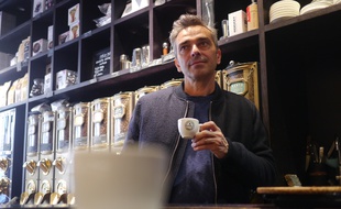 Le torrefacteur Christophe Servell au comptoir Terres de café