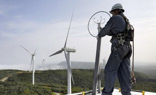 Un mécanicien en chef du parc éolien Eurus Energy Japan Corporation travaille au sommet d'une tour éolienne à Higashi-Dori, à la pointe de l'île principale du Japon, Honshu, le 10 juillet 2008. (Photo illustration).