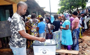 Un homme vote le 28 septembre 2013 à Conakry