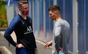 Thomas Meunier en discussion avec Marcin Bulka au moment de dire au revoir à ses coéquipiers du PSG, le 26 juin 2020.